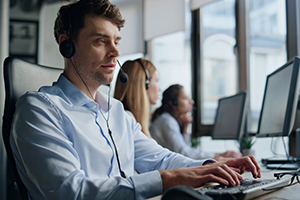 phone-support-agent-at-desk-for-los-angeles-distributed-antenna-system-las-vegas