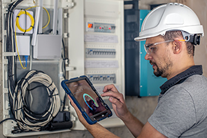 small-cell-network-installer-working-on-installation-DAS-systems-las-vegas-los-angeles